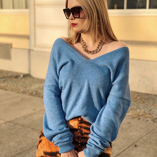 Niebieski sweter dla minimalistki