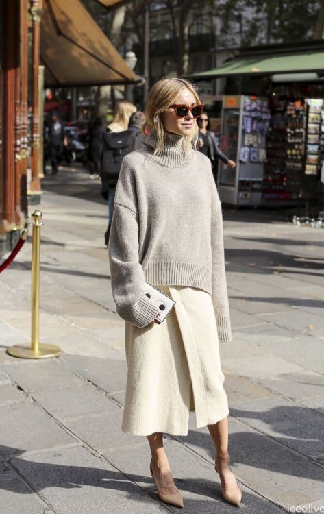 Kobieta w centrum miasta - ubrana w beżowy sweter oversize oraz długą beżową spódnicę