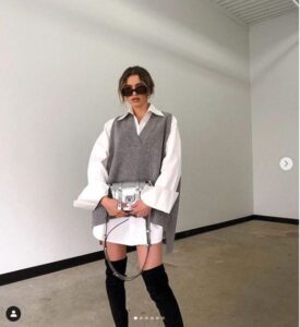 Propozycja stylizacji damskiej - szary sweter bez rękawów na białej koszuli