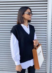 Stylizacja damska - czarny sweter bez rękawów założony na białą koszulę
